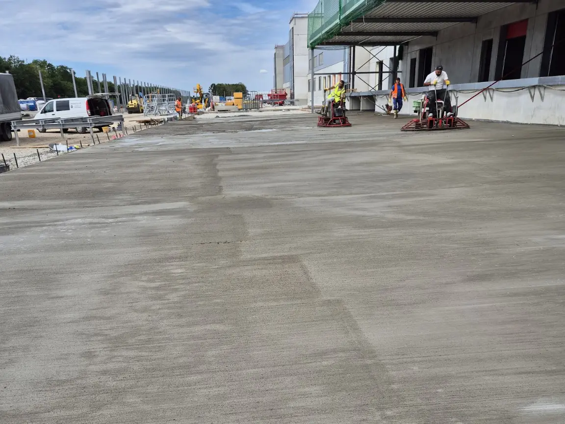 Große Betonfläche mit Besenstrich während der Ausführung in Leipheim