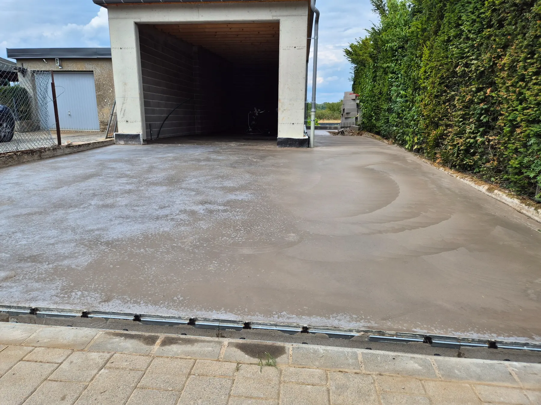 Geglättete Betonfläche vor und in einer Garage in Luxemburg